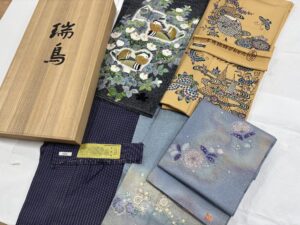 京都府南区のお客様より訪問にて、久保田一竹さんの訪問着・帯や、羽田登喜男さんの訪問着、城間栄順さんの訪問着などを高価お買取りさせていただきました。