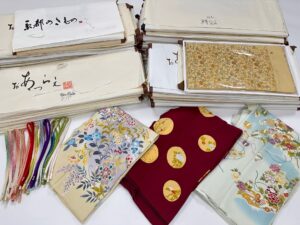 以前、ご利用いただいた東京都品川区のお客様より、志ま亀などの有名呉服店のお着物や帯、道明の帯締め を多数高価お買取りさせていただきました。