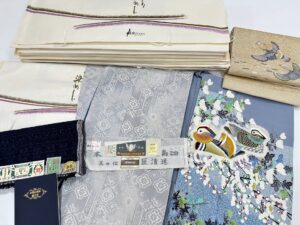 兵庫県宝塚市のお客様より、宅配にて、本場結城紬着尺、白大島のお着物など、有名量販店様のお着物を高価お買取りさせていただきました。