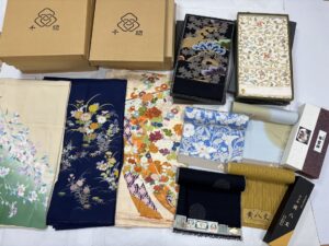 京都府中京区の業者様よりご依頼いただき、訪問にて、千總の訪問着 仮絵羽や山下八百子さんの黄八丈 着尺などを多数高価お買取りさせていただきました。