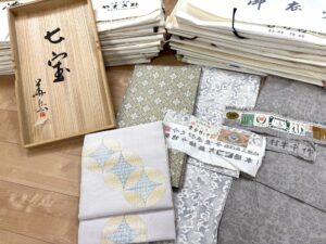 京都市北区のお客様より、訪問お買取りにて、北村武資さん、細見華岳さんの帯、本場結城紬、大島紬のお着物などを高価お買取りさせていただきました。