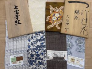 香川県丸亀市のお客様より、久保田一竹さんの帯や藤布の帯、千總の振袖や本場結城紬の着物など、総額約400万円の高価訪問お買取りをさせていただきました。