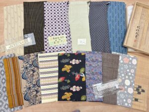 宮城県在住でご実家が大阪府茨木市のお客様より訪問にて、紫根染や能登上布や芝崎圭一さんのお着物、柚木沙弥郎さんや岡本紘子さんの帯などを高価お買取りさせていただきました。