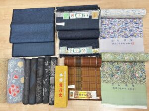 茨城県で老舗呉服店をされていた、京都市北区在住の業者様より、黄八丈の八寸帯地や知念貞男さんの着尺などを高価お買取りさせていただきました。