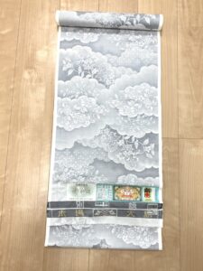 滋賀県大津市のお客様より、店頭お持ち込みにて、白大島紬の着尺を高価お買取りさせていただきました。