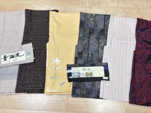 山梨県都留市のお客様より、宅配にて、大島紬着物 12マルキ、玉虫公房の帯、首里花織の帯などを高価お買取りさせていただきました。