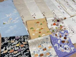 京都市右京区のお客様より、訪問にて、ぎをん齋藤さん、に志田さんなどの老舗呉服店で購入されたお着物を高価お買取りさせていただきました。
