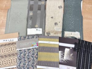 京都市伏見区のお客様より、訪問にて、有名呉服店さんで購入された平野晋二郎さんの紅型 九寸帯や、博多織 八寸帯、染の北川さんのお着物などを高価お買取りさせていただきました。