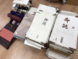 東京都福生市のお客様より、宅配にて、有名百貨店でご購入されたお着物や帯を高価お買取りさせていただきました。